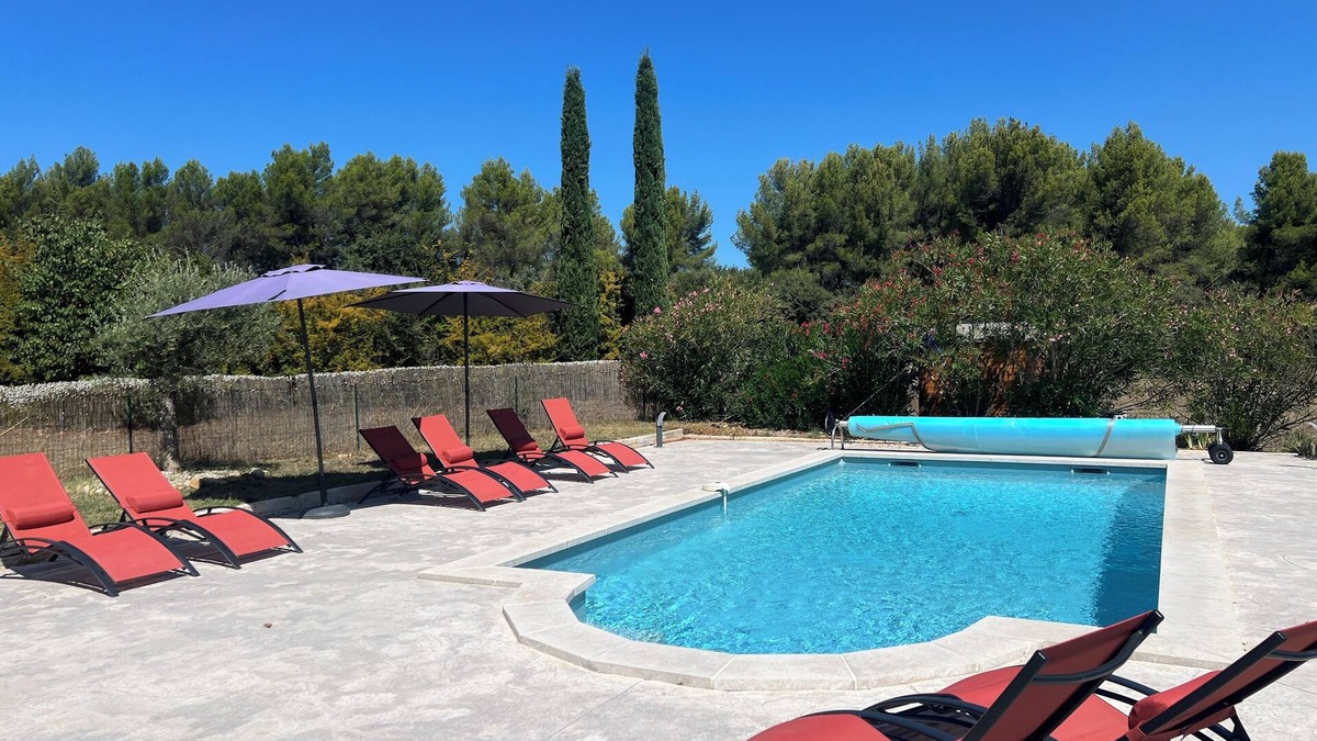 Gargas House | "La villa rouge Luberon" near Roussillon with view, air conditioning and heated pool