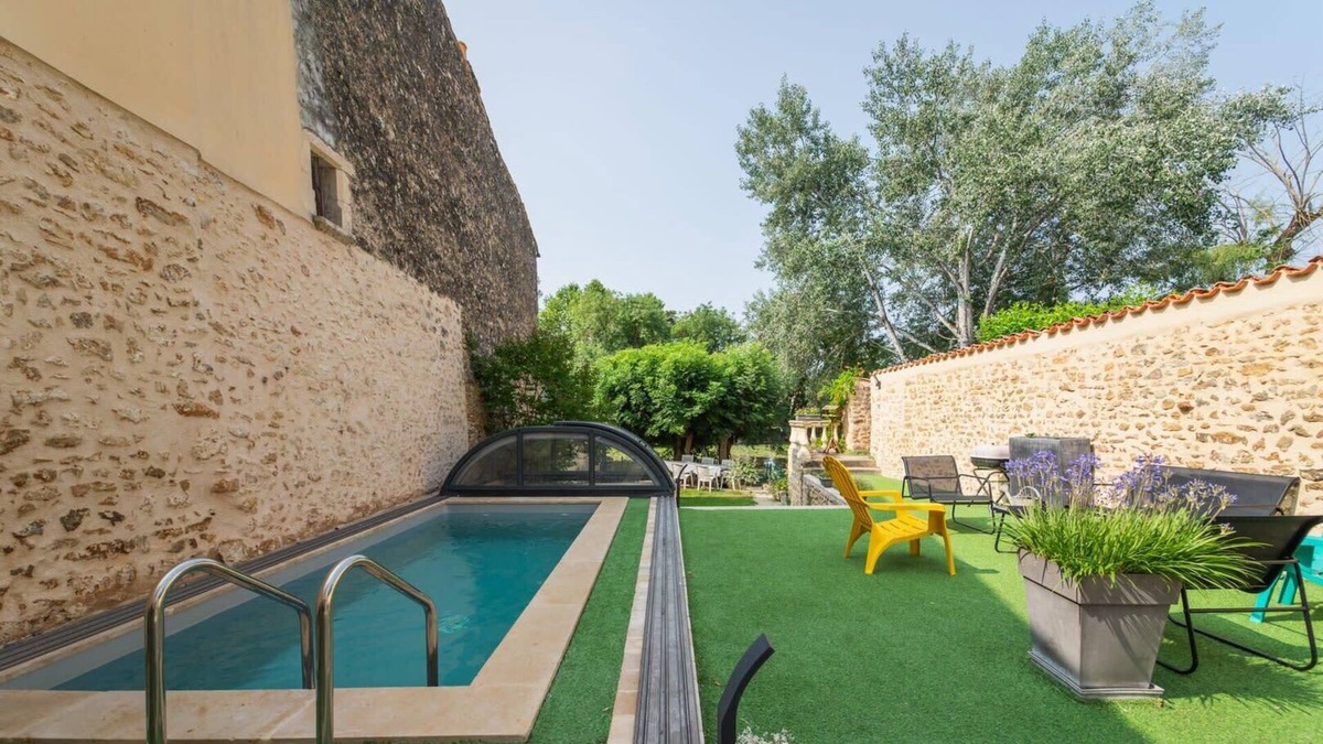 Vivonne House | La Vonne: swimming pool and river access