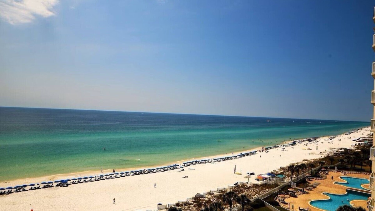 Coffeyville Condo | Labor Day Discount! Penthouse, Pool & Hot Tub, Fabulous View & decor