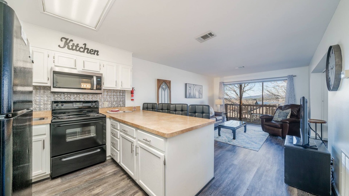 Lake Hamilton Condo | Labor Day Special! South Shore 1 bdrm! Gameroom, Mini-Golf, Pickleball, 2 Pools!