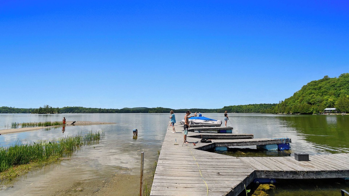 Northfield Cottage | Lac Heney 3BR w/Boat Launch Fishing-Friendly Cozy & Updated