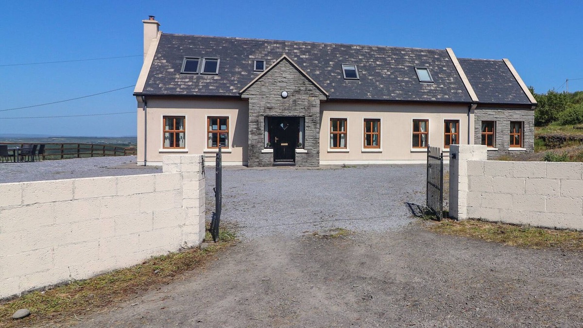 Murroogh Cottage | LACKAMORE, pet friendly, with a garden in Lahinch, County Clare