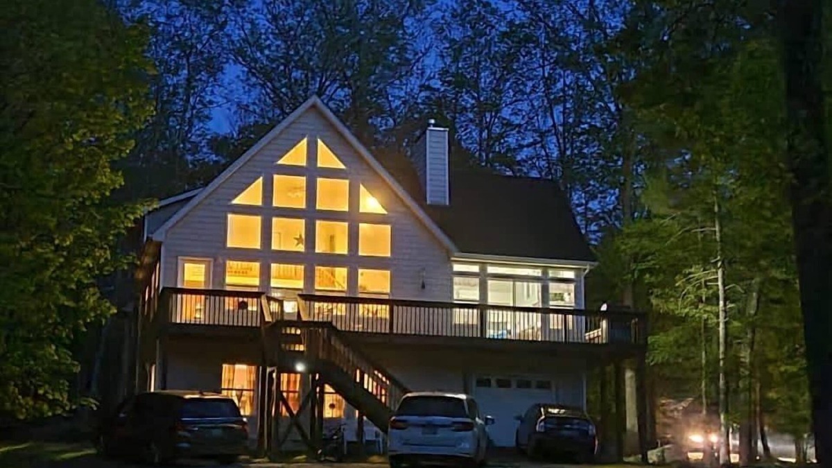 Rowland House | Lackawaxen Country Home with a View