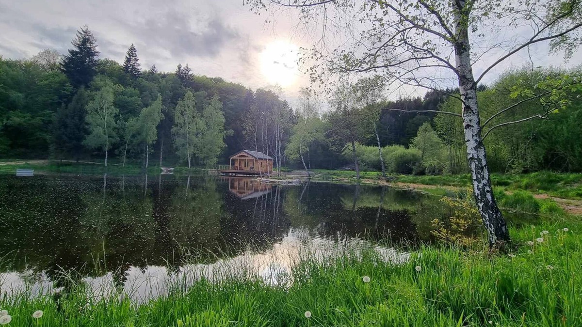 Saint-Martin-du-Puy Ski Chalet | Lacustre, Cabane Pilotis sur L'eau un Hébergement Insolite au lac de Chaumeçon