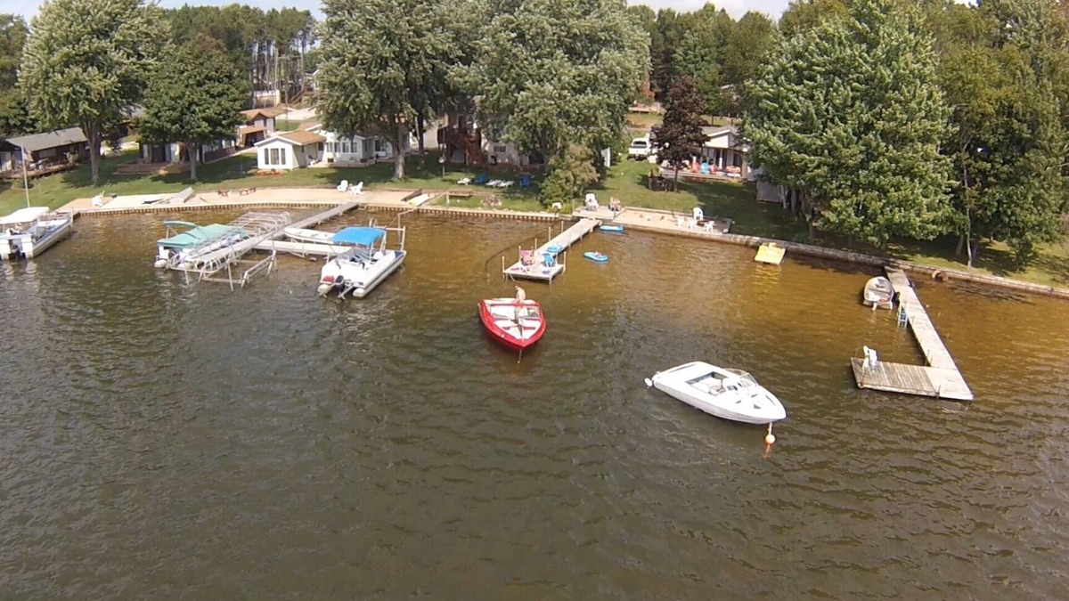 Mears Cottage | Ladd's Lake House - 3 Bedroom, 2 bath, lakefront, walkout ranch to sandy beach.
