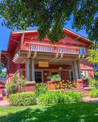 City Center Medford Bed & Breakfast | Lady Geneva Bed & Breakfast