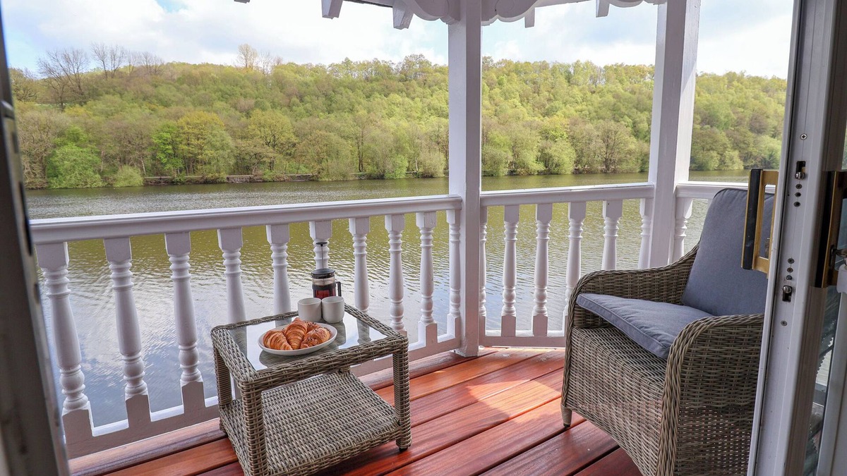 Horton Cottage | LADY OF THE LAKE, pet friendly, with hot tub in Rudyard Lake
