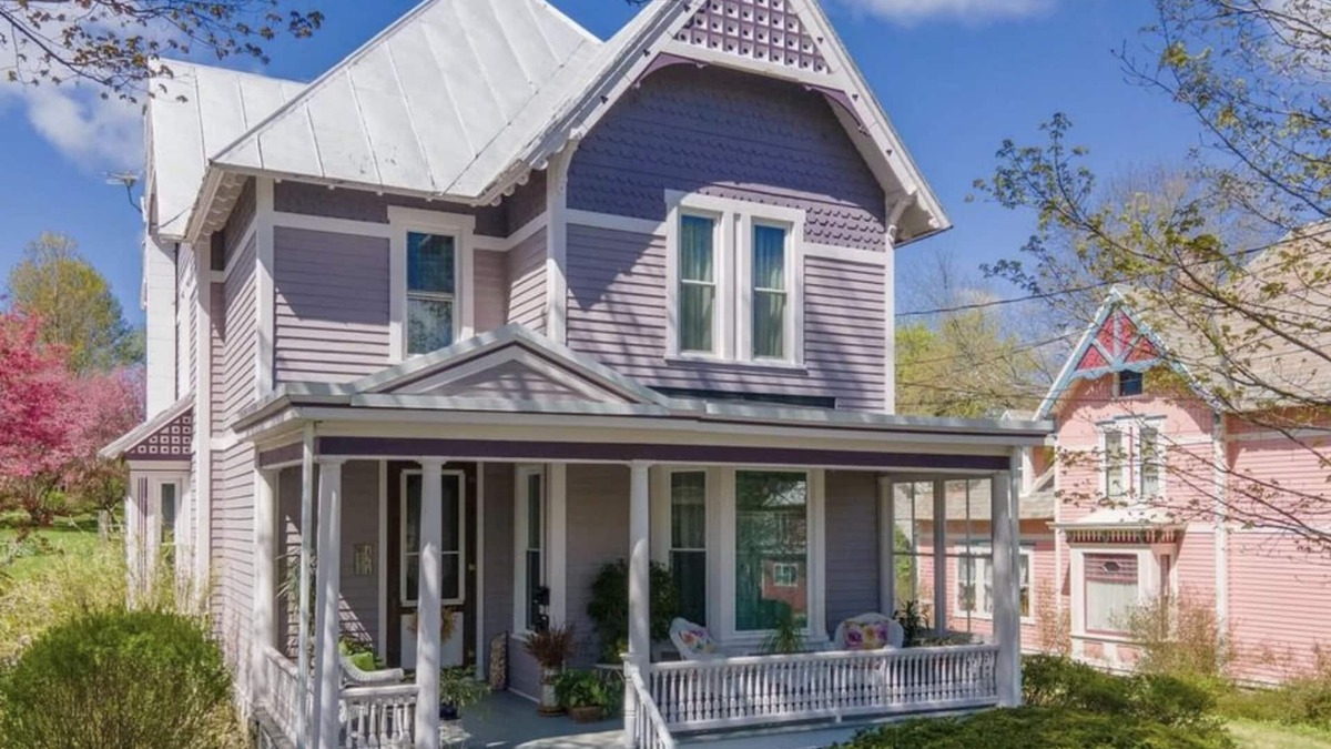 Cobleskill House | Lady Viola - Victorian w/Balcony Hot Tub