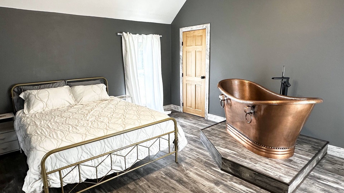 Ladysmith Cottage | Ladysmith Cozy Cottage - Copper Tub - Waterfront