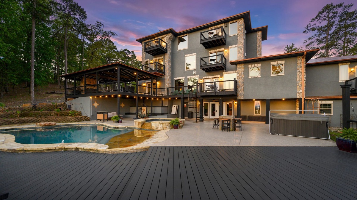 Broken Bow Cabin | Lago Vista: Sleeps 30 + Game Room, Lake View, Private Pool