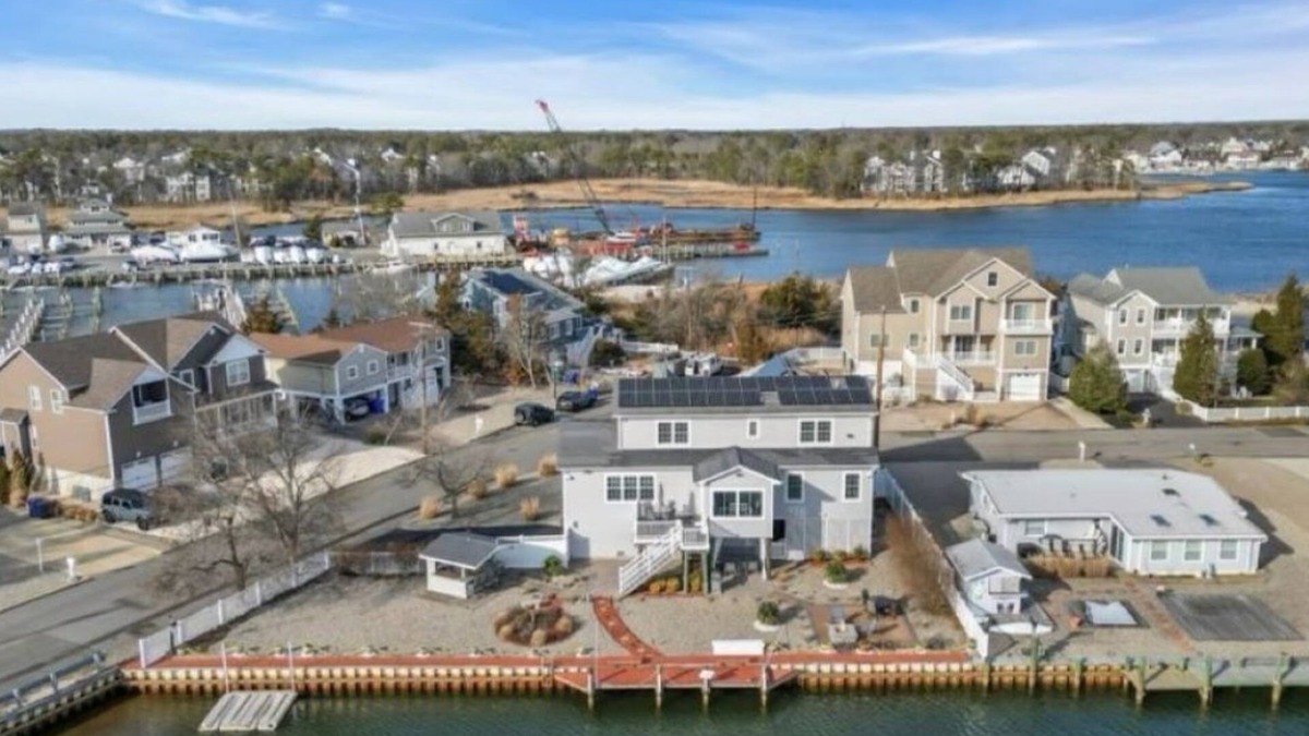 Osbornsville House | Lagoon Luxury: Your Blue Escape Awaits! n4 Bedrooms Waterfront Oasis! nBYOBoat