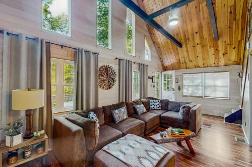 Pocono Lake House | Laid-back in Lake Arrowhead