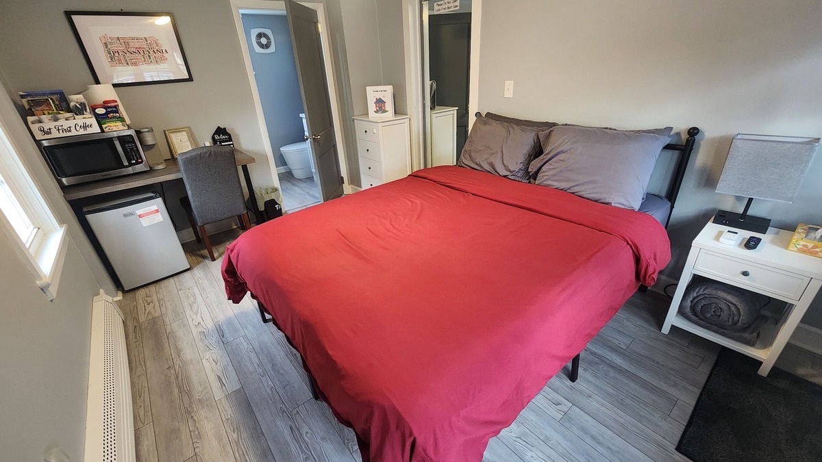 Linntown House | Laid-Back Linntown Guest Suite Bed & Bath w Private Entrance