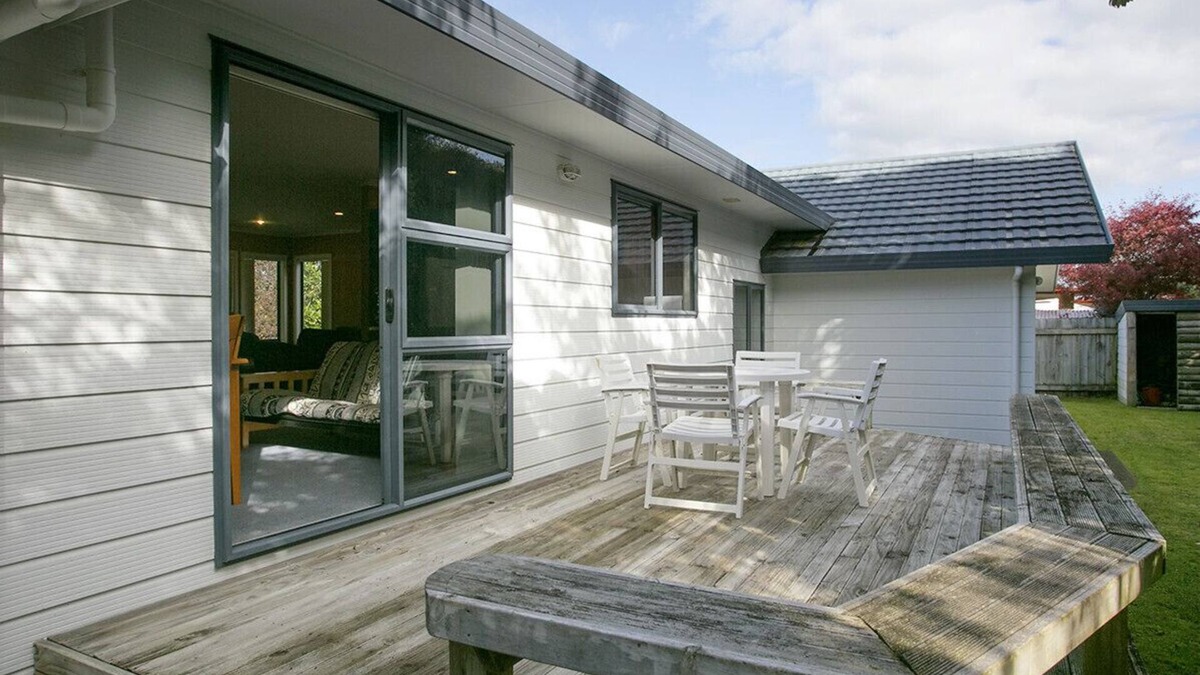 Taupo Cottage | Laid Back on Lakewood - Taupo Holiday Home