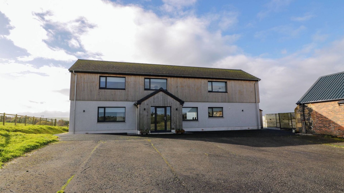 Kirkmichael Cottage | LAIGH BALSARROCH FARMHOUSE, family friendly in Dalrymple