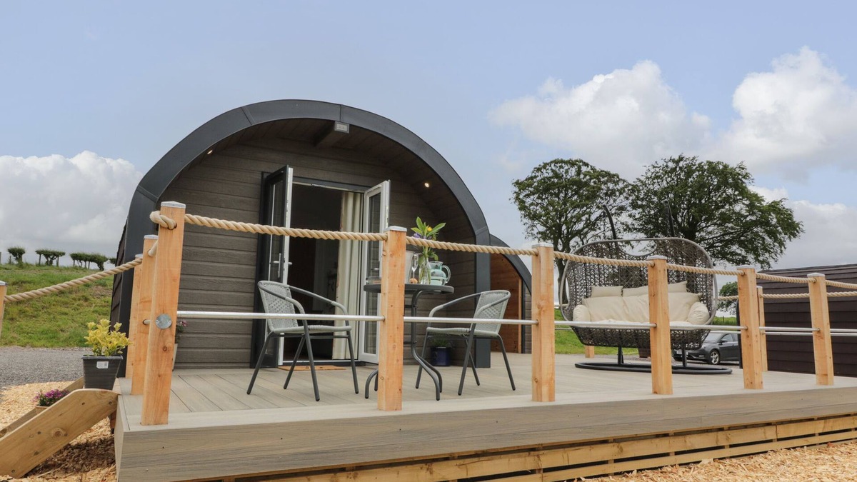 Lochmaben Cottage | LAIRD LODGE 4, romantic, with hot tub in Lochmaben