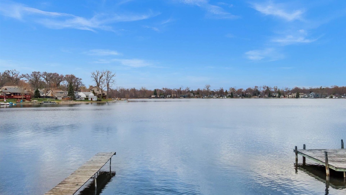 Oxbow House | Lake Front Retreat: paddle board/canoe W HOT TUB