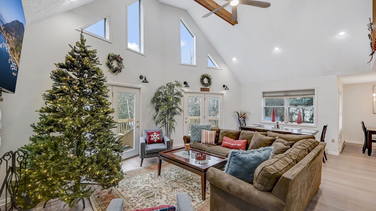Briar Crest Woods House | Lake Access! Brier Crest Retreat, Huge 3 Floor, Home Theater