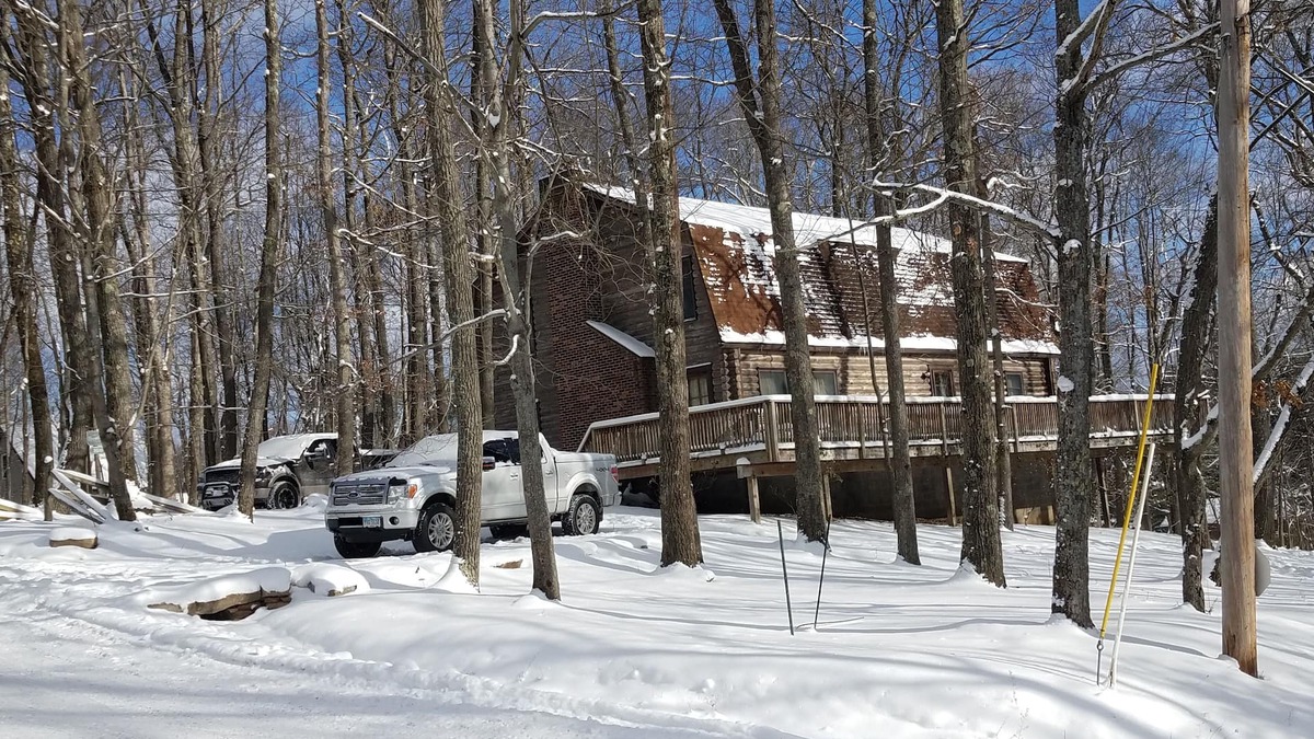 Sky Valley Cabin | Lake Access Log Cabin perfect for Gatherings. Community Beach. Tot Lot.