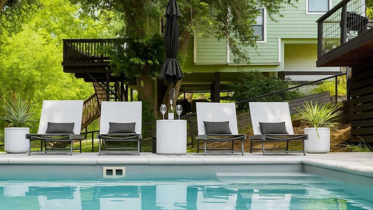 Seguin House | Lake Access Pool Loungers Fire Pit Grill