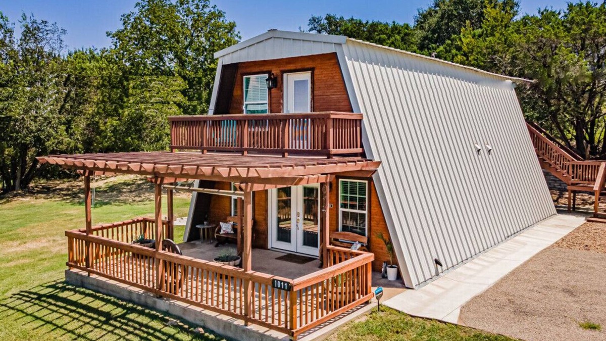 Granbury Cabin | Lake Access ⛵️ Pool 🏖️ Private Patio 🦜BBQ 🌭 WiFi 💻 Free Parking 🏎️ Pet Friendly 🐾