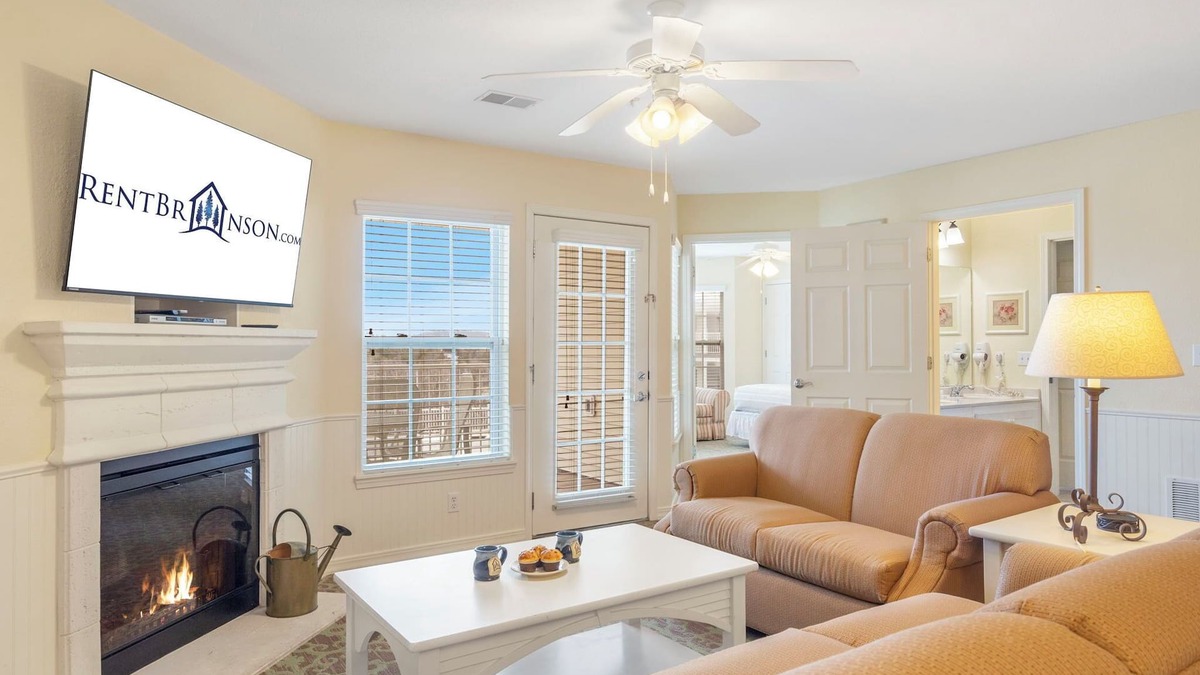 Kimberling City Condo | Lake Access-Spacious Condo-Free Attraction Tickets-Deck Area