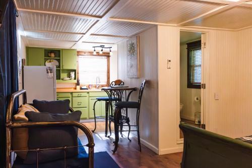 Mead House | Lake Access Sunshine Suite - 30