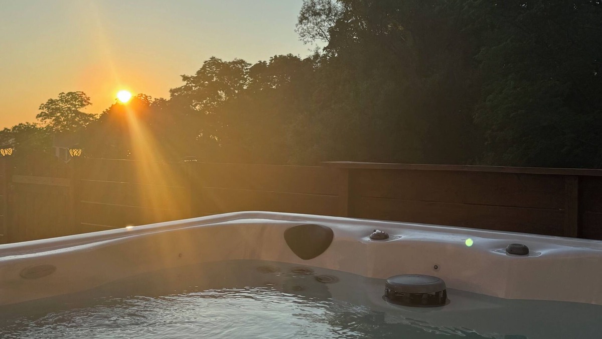 Romulus House | Lake Access, Views and Hot Tub