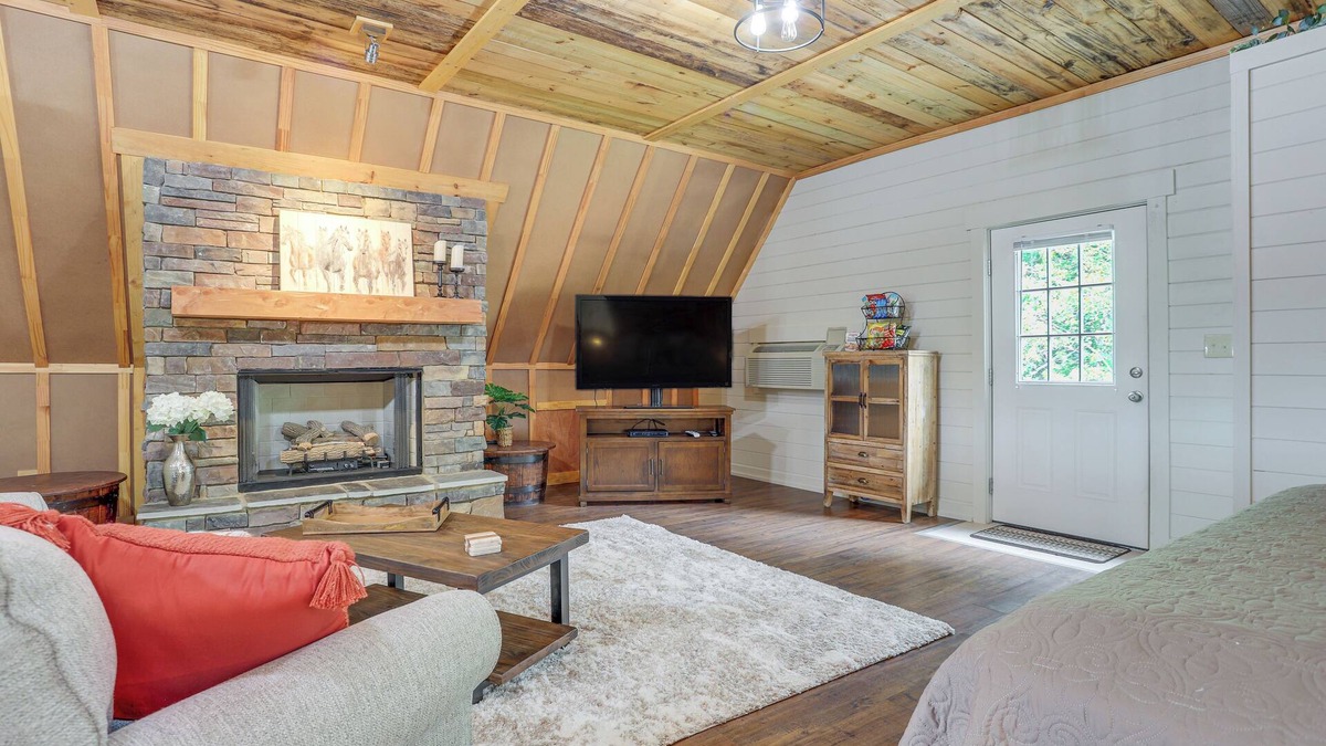 Cartersville Apartment | Lake Allatoona Area Studio w/2 Decks & Farm Views