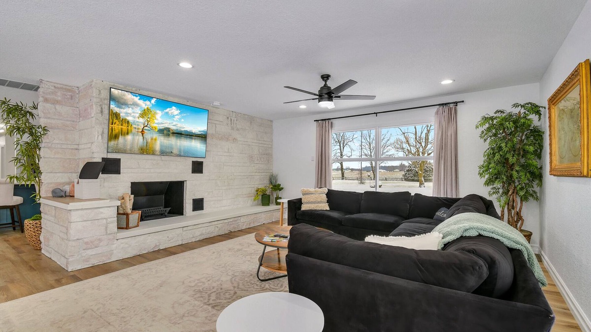 Warsaw House | Lake and marina 5 minutes away Large family friendly Cozy home with country feel