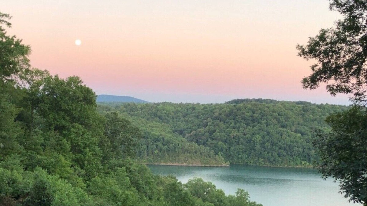 Byrdstown House | Lake and Mountain Views