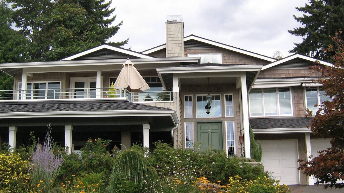 Central Houghton House | Lake and Mountain Views - 2 Bedroom, 3/4 Bath