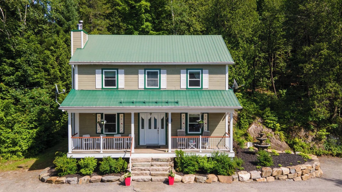 Labelle Ski Chalet | Lake and Pool Table - Au Pied du Lac