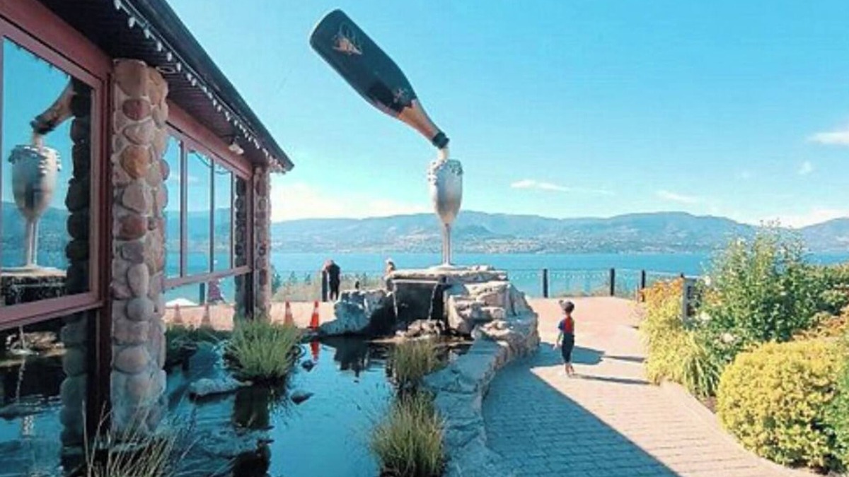 Black Mountain House | Lake and vally view cozy stay/15 min from airport/ubco/downtown/shopping