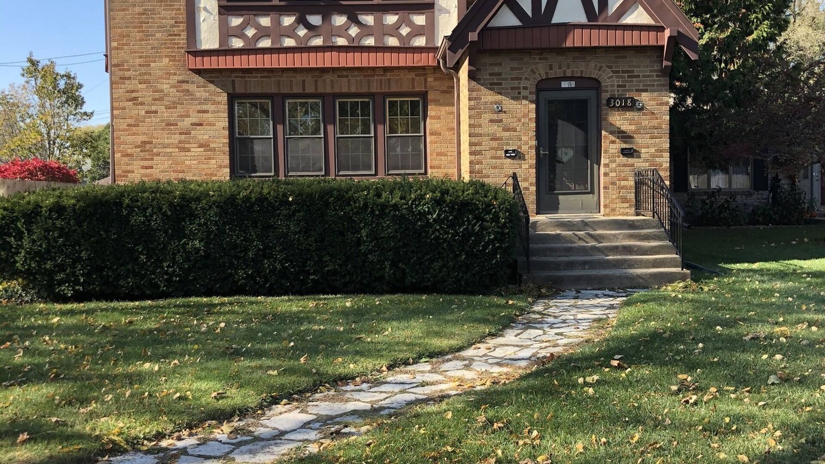 Racine House | Lake and zoo within blocks