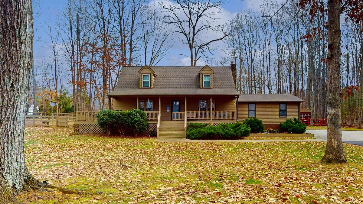 Bumpass House | Lake Anna home on large corner lot with kayaks, paddleboard, firepit & grill