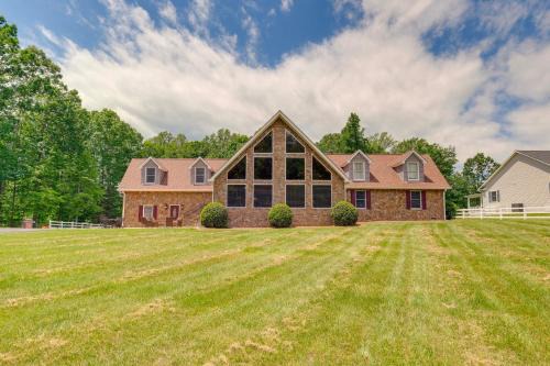 Louisa House | Lake Anna Retreat with Dock Access Boating and BBQs!