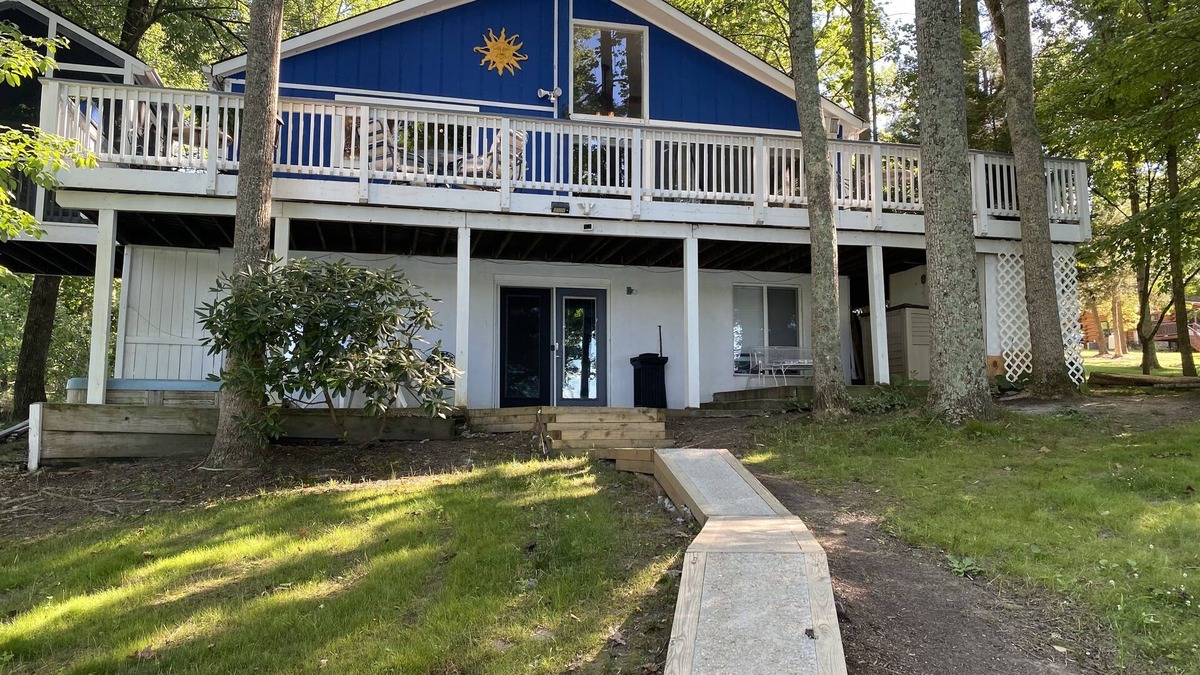 Mineral House | Lake Anna waterfront with Beach and Master Bedroom with Private Bathroom