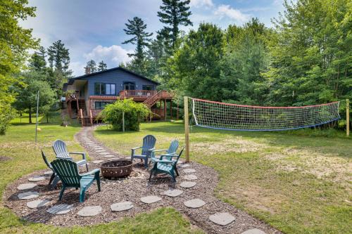 Neillsville House | Lake Arbutus Cabin Private Dock and Pontoon Rental!
