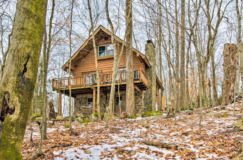 Greentown House | Lake Ariel Cabin with Community Pool and Lake Access!