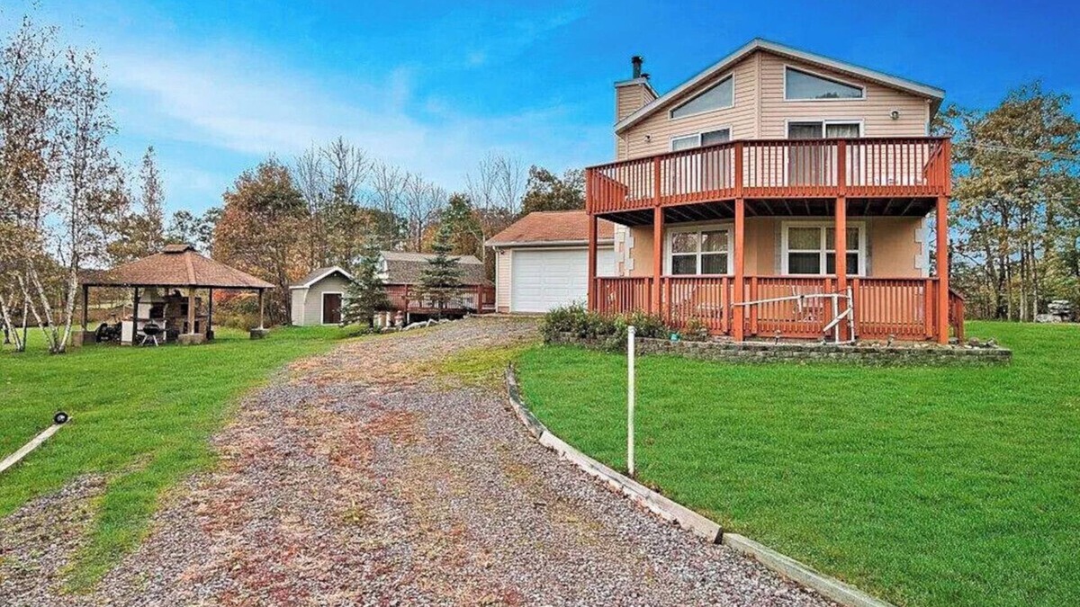 Lake Ariel House | Lake Ariel: Families, Sauna, KING Bed, BBQ Firepit, Pool, Outdoor Kitchen