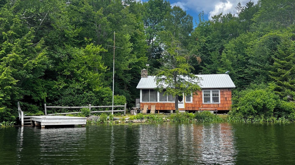 Warren Cabin | Lake Armington charming Lakefront 3-bedroom cabin. No Cleaning/Pet Fees