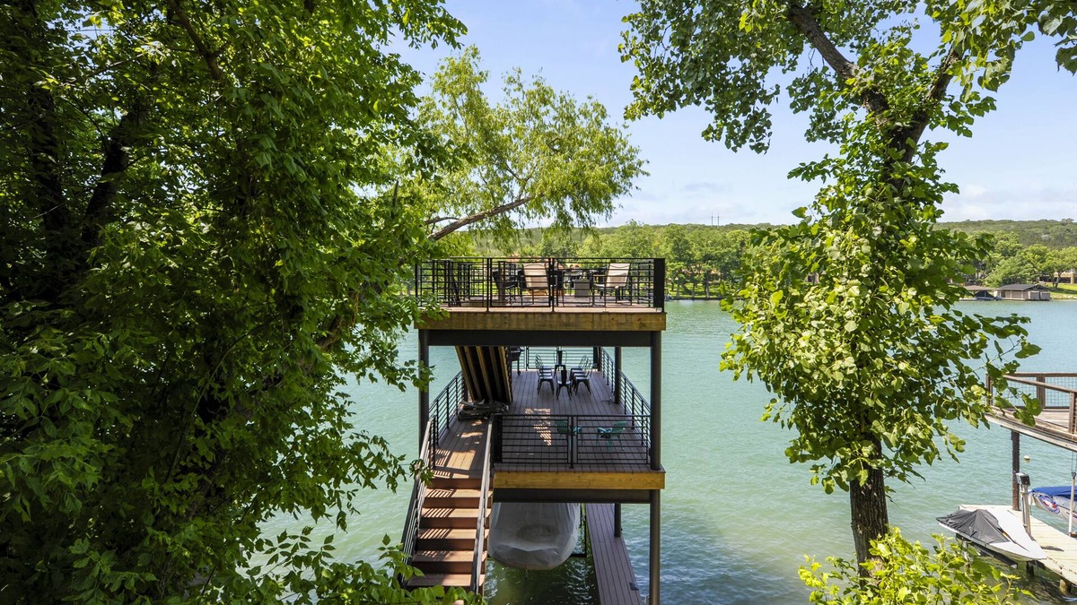 Rio Robles House | Lake Austin Retreat: Chic Lakeside Living w/a 3-Story Dock & Designer Style