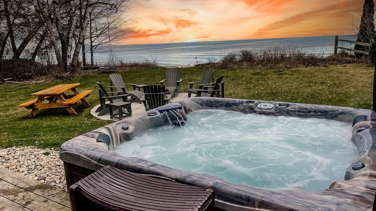 Algoma Cabin | Lake/Beach Cabin! Hot Tub! Kayaks + Bikes! Slp 8!