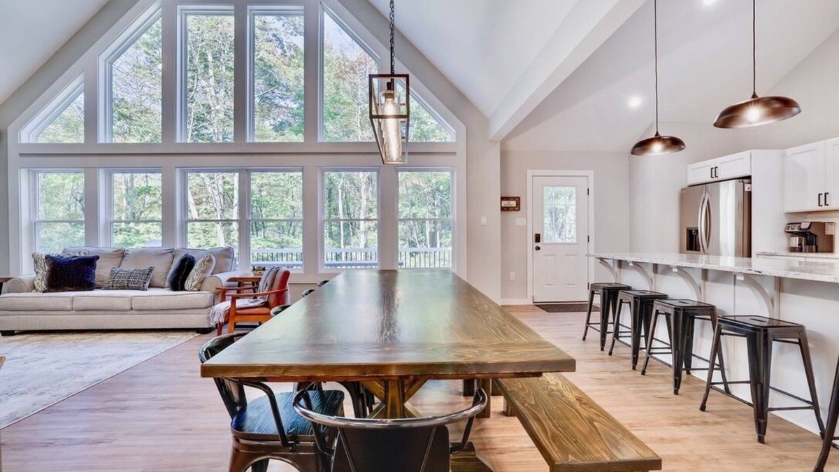 Jim Thorpe Cabin | Lake & Beach + Firepit + King Beds + Swing set