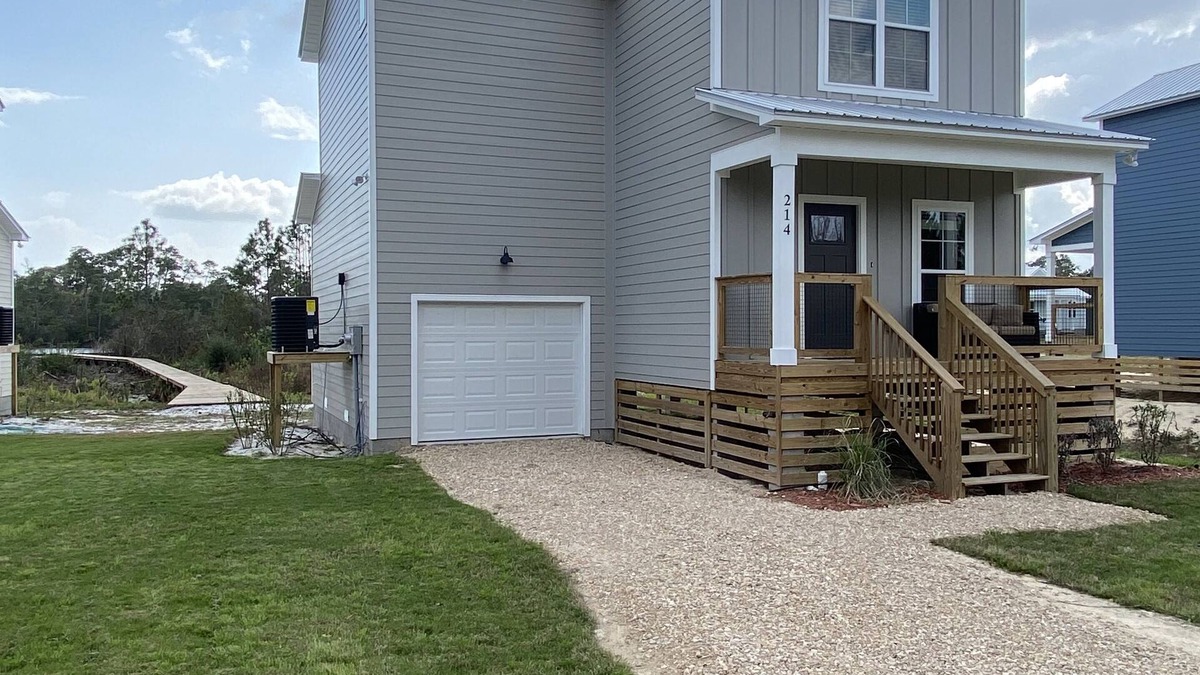 Carrabelle House | LAKE, BEACH, MARINA, FISHING, NATURE HIKING, THIS HOME HAS IT ALL!