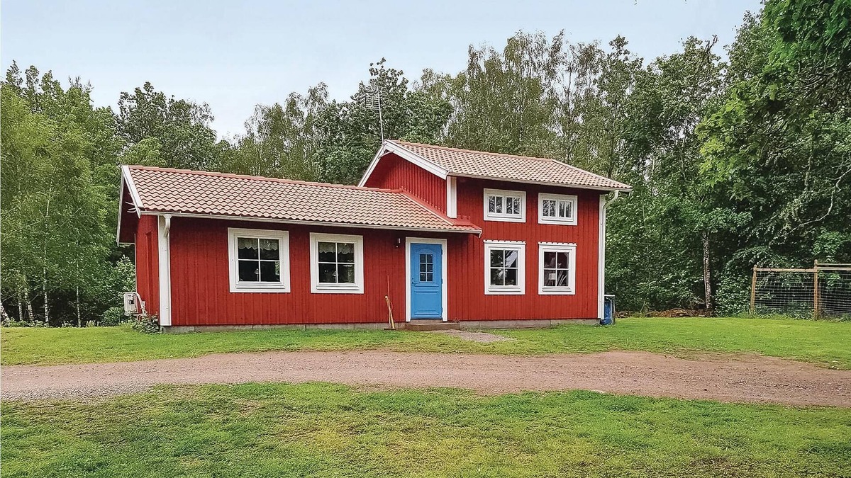 Eringsboda House | Lake Bredasjön for swimming is only 100 m from the house.