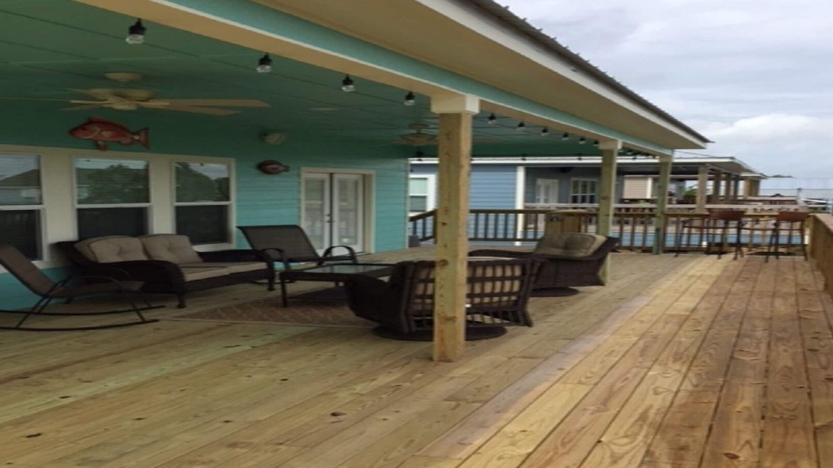 Hackberry House | Lake Breeze. Camp right on the water