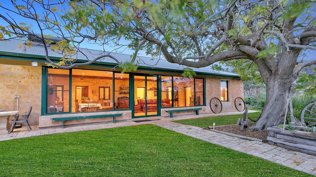Walker Flat Cottage | Lake Bywater Cottage