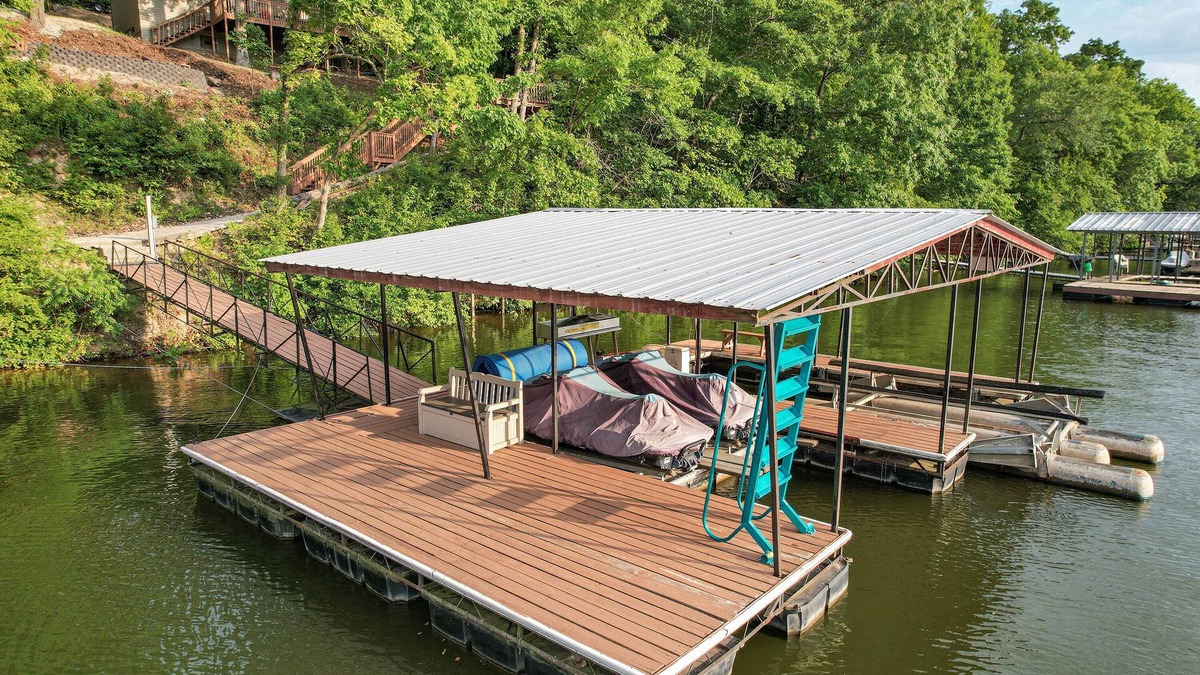 Barnett House | Lake Cabin & Dock - A True Ozarks Experience!